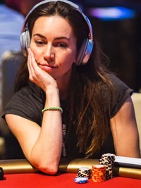 Liv Boeree Pokerspielerin konzentriert am Pokertisch